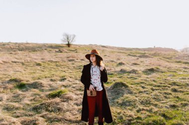 Dağlarda güzel kız yürüyor