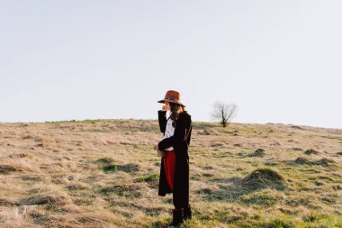 Dağlarda güzel kız yürüyor