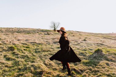 Dağlarda güzel kız yürüyor