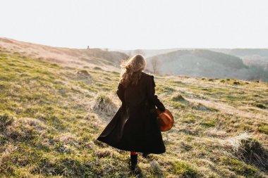 Dağlarda güzel kız yürüyor