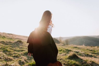 Dağlarda güzel kız yürüyor