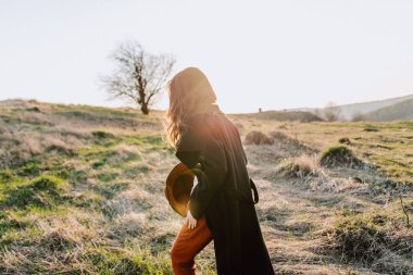 Dağlarda güzel kız yürüyor