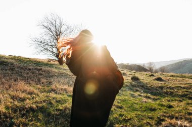 Dağlarda güzel kız yürüyor