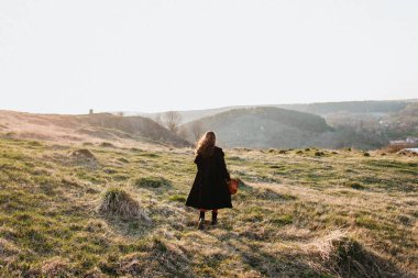 Dağlarda güzel kız yürüyor