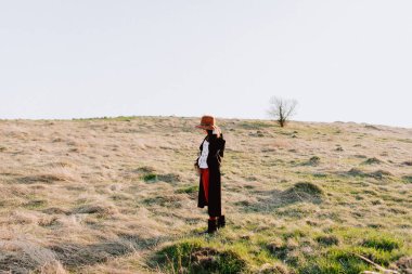 Dağlarda güzel kız yürüyor