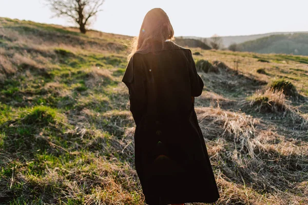 Dağlarda güzel kız yürüyor