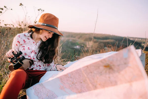 Traveler girl in mountains at sunset — Stock Photo, Image