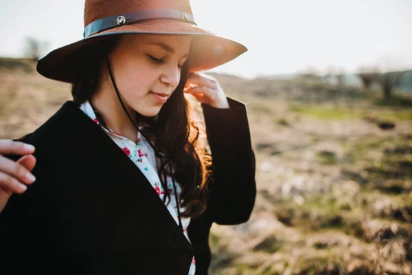 漂亮的女孩走在山中 — 图库照片