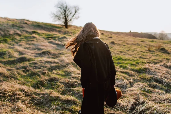 Dağlarda güzel kız yürüyor