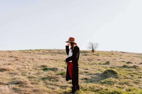 Dağlarda güzel kız yürüyor