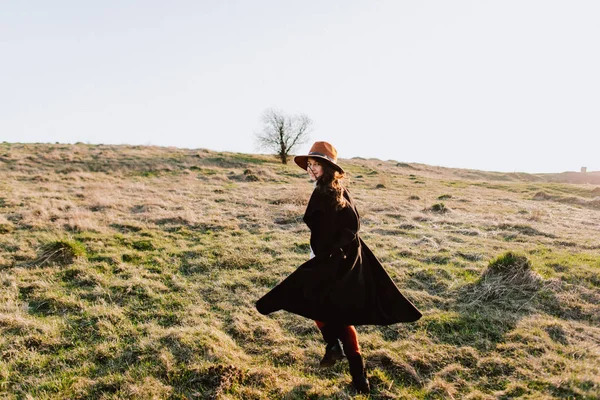 Dağlarda güzel kız yürüyor