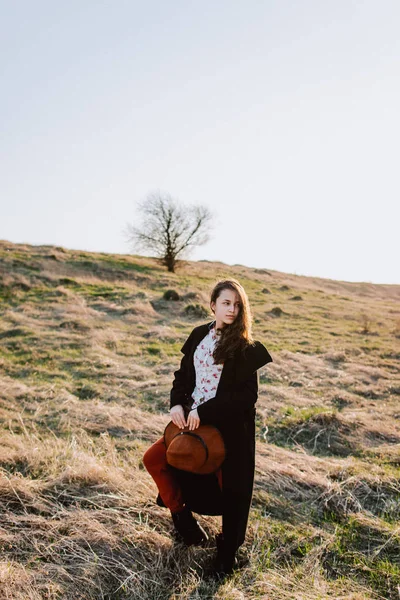 Dağlarda güzel kız yürüyor