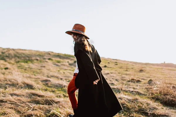 Dağlarda güzel kız yürüyor