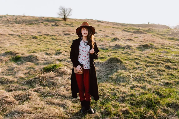 Dağlarda güzel kız yürüyor