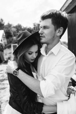 Kadın ve erkek sarılıyor. 