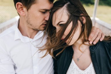  Sevimli çift kucaklaşması