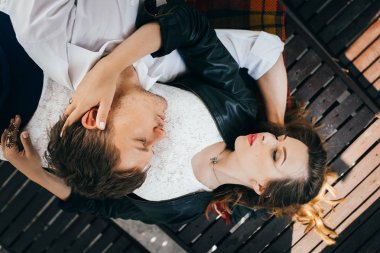 kadın ve adam yalan 