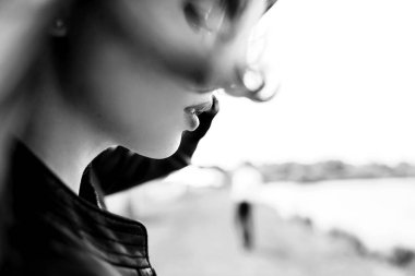 Alandaki deri ceketli güzel kadın