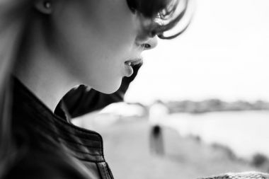 Alandaki deri ceketli güzel kadın