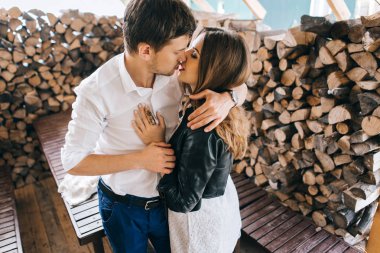 Kadın ve erkek sarılıyor. 