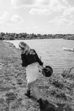 yürüyen güzel kadın 