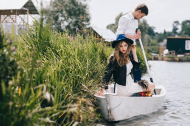 Göl teknede güzel Çift
