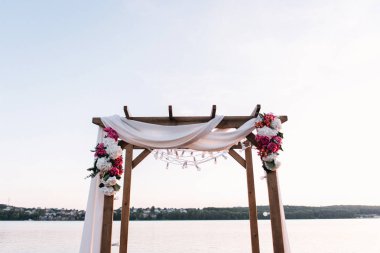 Beyaz ve kırmızı peonies dekora düğün. 