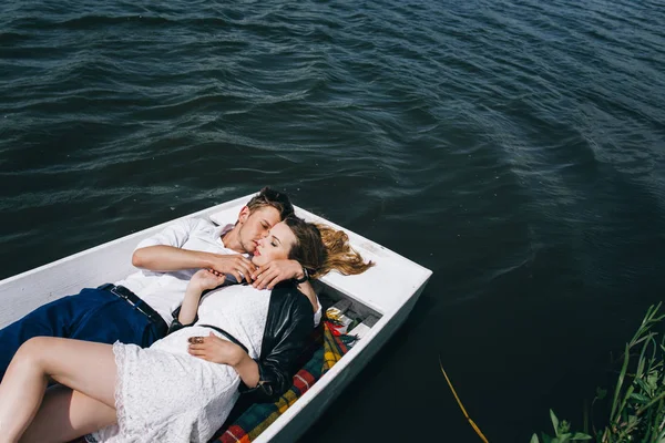 Casal encantador em barco no lago — Fotografia de Stock