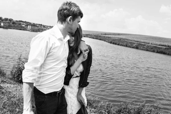 Hermosa pareja junto al lago —  Fotos de Stock