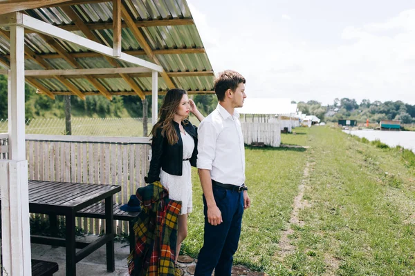 Kvinde og mand stående i nærheden af pavillon - Stock-foto