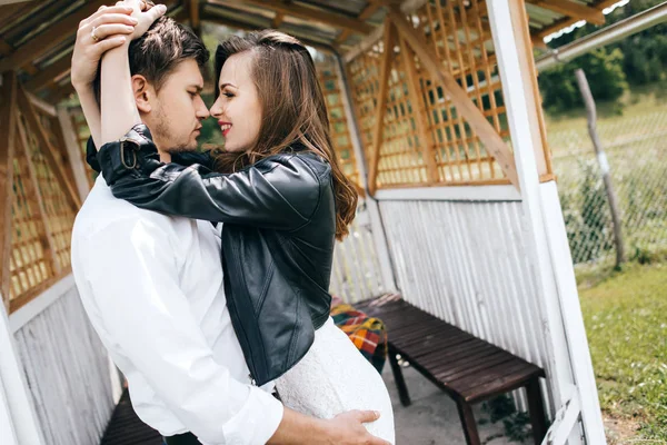 Donna e uomo che si abbracciano — Foto Stock