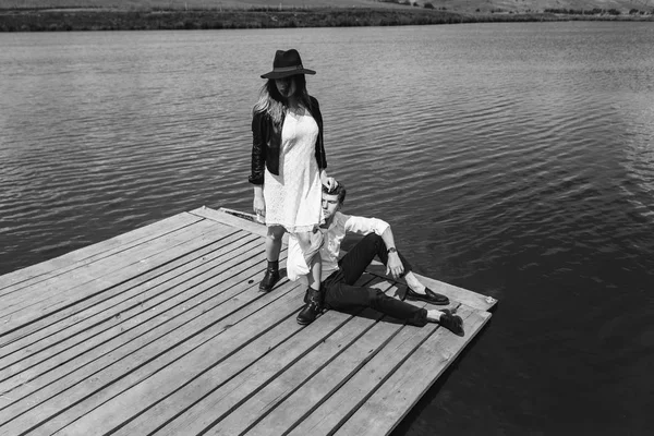 Casal encantador pelo lago no cais — Fotografia de Stock