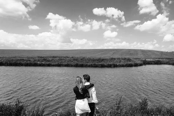 Hermosa pareja junto al lago — Foto de Stock