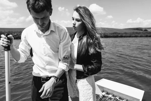 Casal encantador em barco no lago — Fotografia de Stock