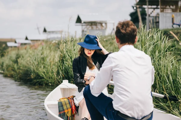 Casal encantador em barco no lago — Fotografia de Stock