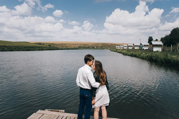 Preciosa pareja junto al lago en el muelle — Foto de Stock