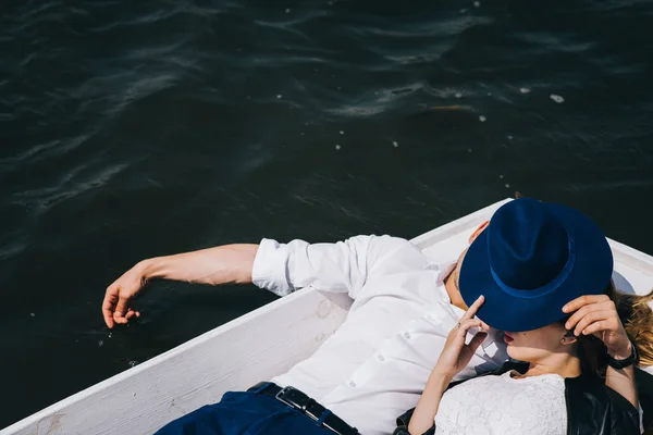 Casal encantador em barco no lago — Fotografia de Stock