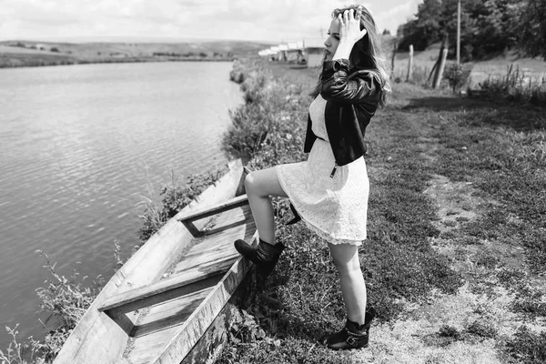 Mulher bonita de pé perto do barco — Fotografia de Stock