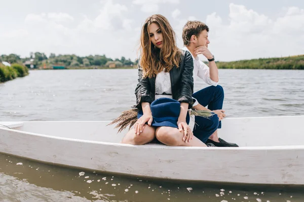 Casal encantador em barco no lago — Fotografia de Stock