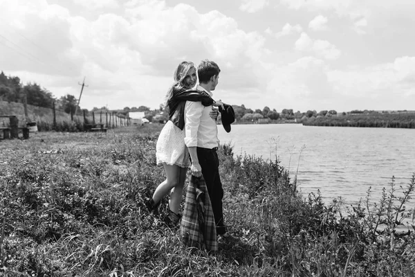 Bella coppia sul lago — Foto Stock