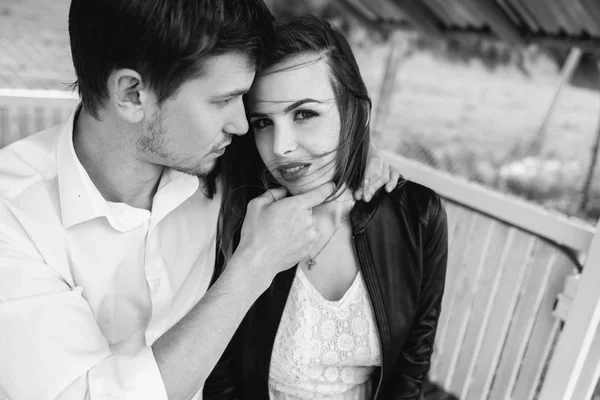 Frau und Mann umarmen sich in Hütte — Stockfoto