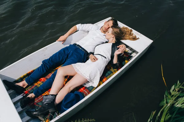 Υπέροχο ζευγάρι σε βάρκα στη λίμνη — Φωτογραφία Αρχείου