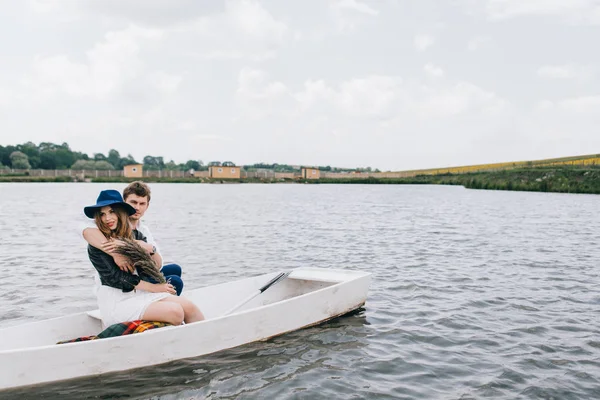 Preciosa pareja en barco en el lago — Foto de Stock
