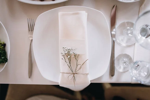 Decoración del restaurante. Sirviendo con firma — Foto de Stock