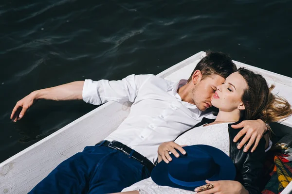 Casal encantador em barco no lago — Fotografia de Stock