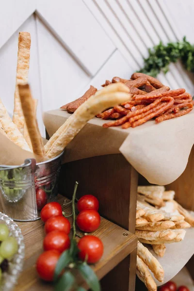 Pomodori, salsicce e pane in tavola — Foto Stock