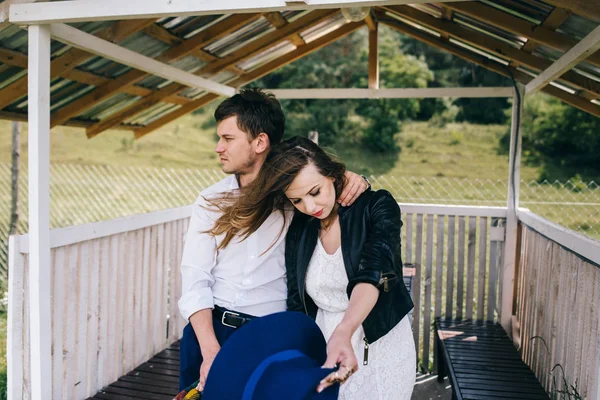 kadın ve adam Pavyonu sarılma