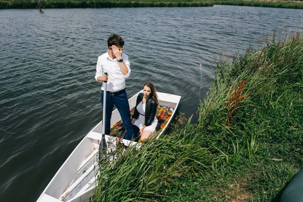 Preciosa pareja en barco en el lago —  Fotos de Stock