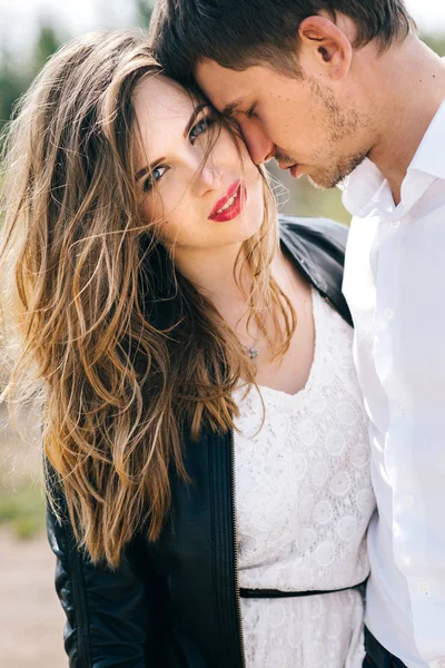 Bahçe içinde güzel Çift