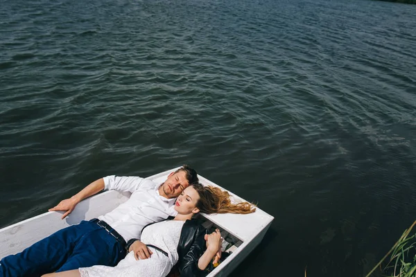 Pasangan yang serasi di danau — Stok Foto